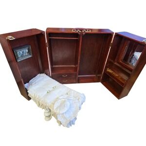 Vintage American Girl Wooden Doll Carry Case Wardrobe Trunk w/ Bed & Comforter